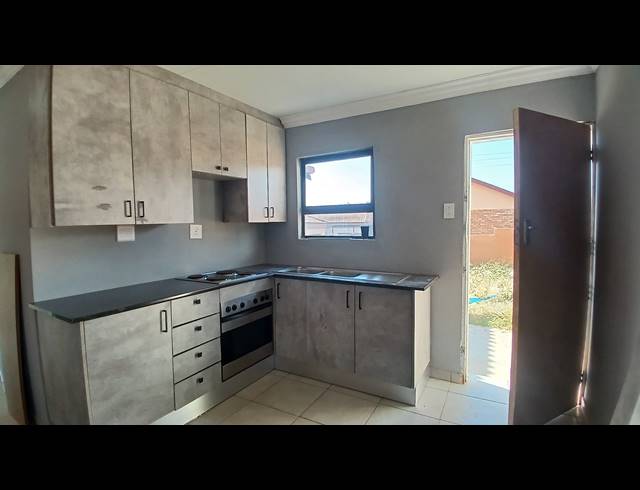 2 BEDROOM HOUSE FOR SALE IN MABOPANE  UNIT S